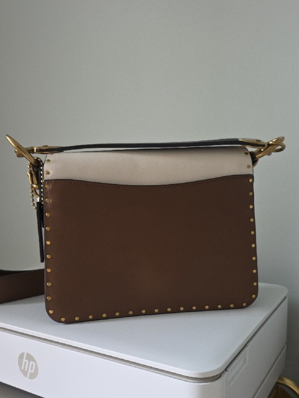 Coach Two-Tone Cream and Brown Leather Bag with Branded Gold Chain Accent - Picture 4 of 8